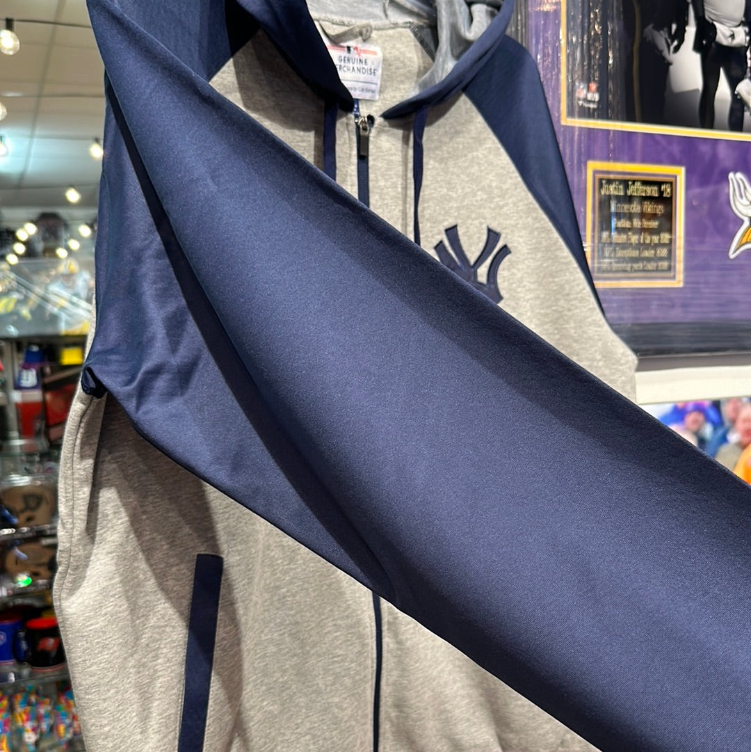 Men’s New York Yankees, full zip size large